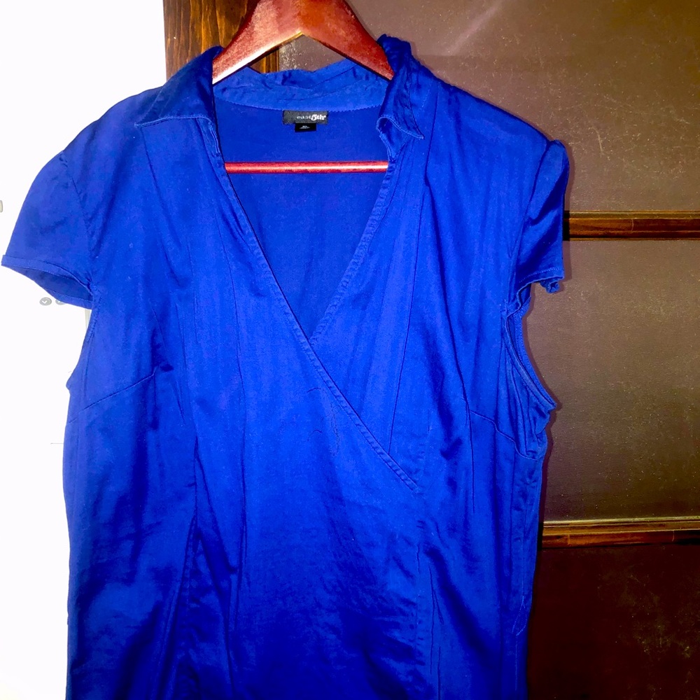 Blue t short with small collar